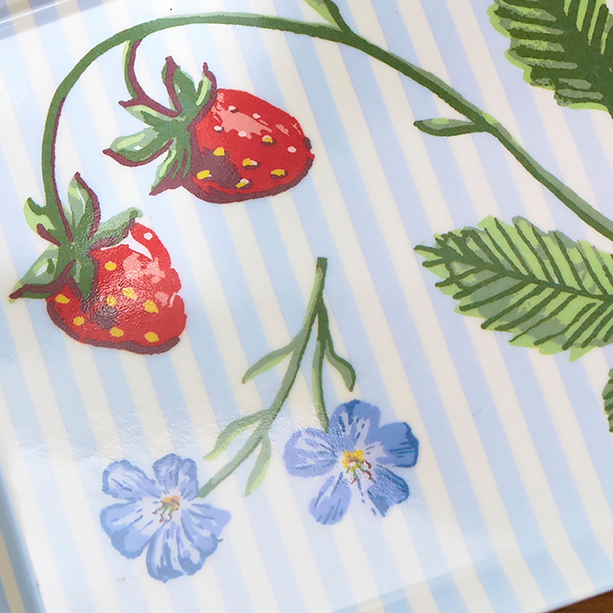 ulster-weavers-strawberry-patch-scatter-tablett-in-gr-n image 4